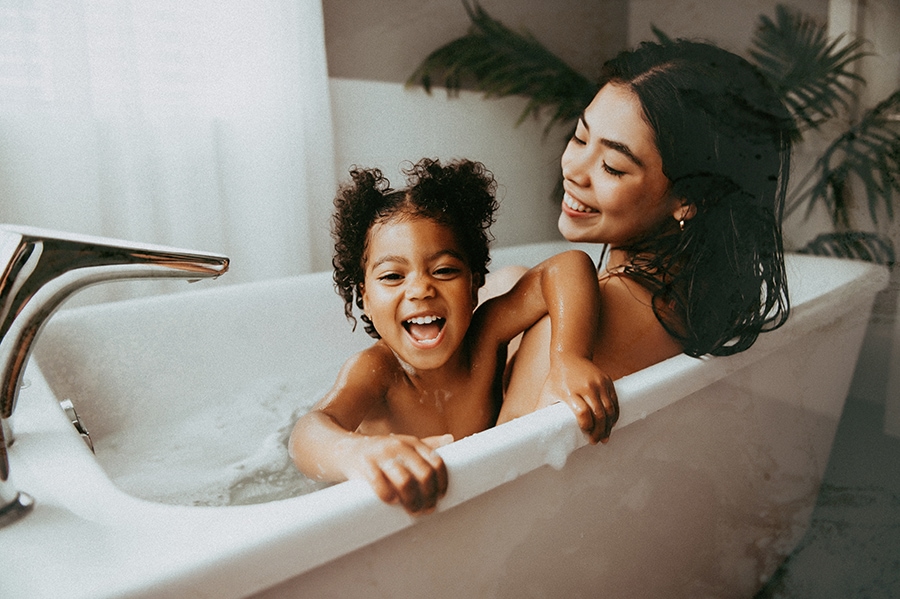 Greater Toronto Area Photo Session of Mom and Daughter in the tub