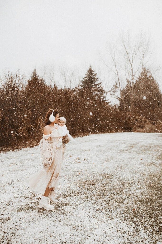 Snowy Photos of Maternity Photographer Living in Toronto